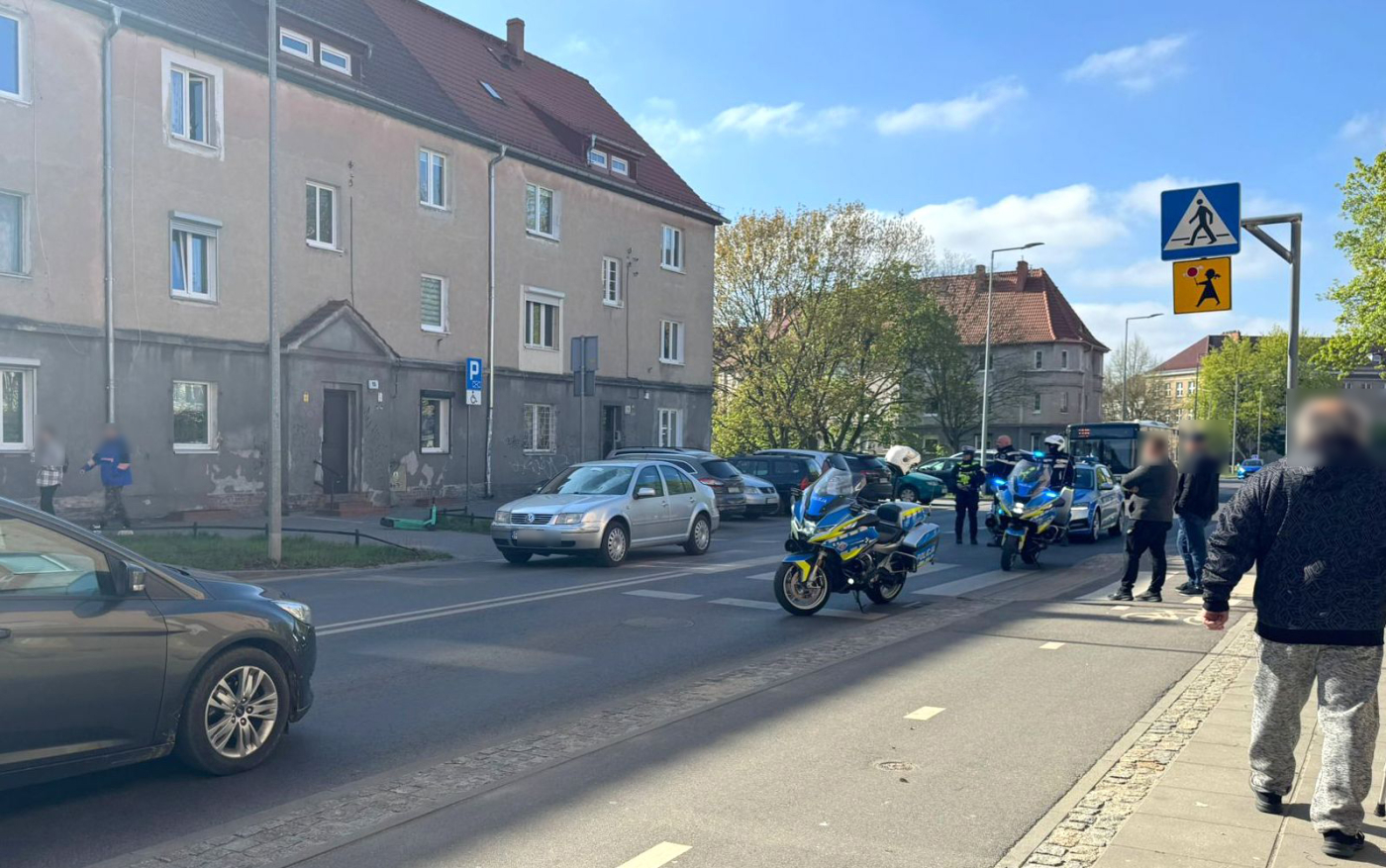 potrącenie nastolatka na oznakowanym przejściu dla pieszych ulica Towarowa Gorzów policja i pogotowie na miejscu wypadku na osiedlu Zawarcie w Gorzowie