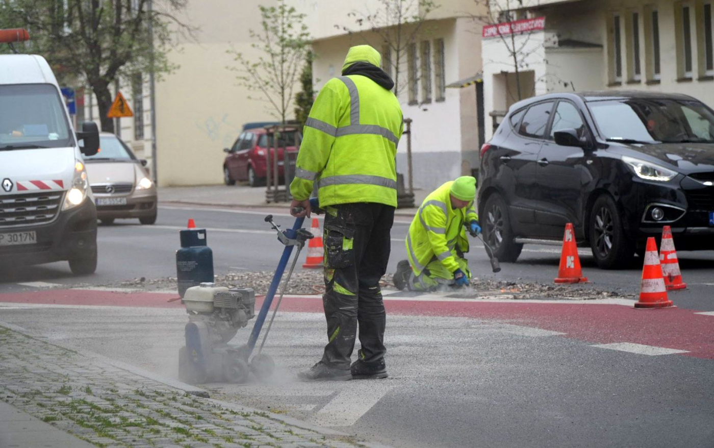 Usuwanie oznakowania palnikiem na ul. Dąbrowskiego w Gorzowie. Likwidacja martwych pól przy straży pożarnej JRG2 przed malowaniem pasów.