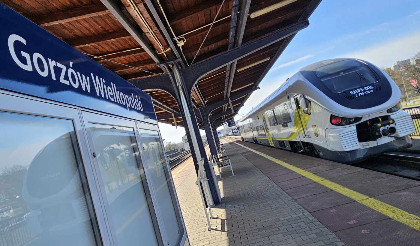 Szynobus na dworcu w Gorzowie. Odwołane pociągi na linii 203 i problemy z dojazdem młodzieży do gorzowskich szkół średnich.