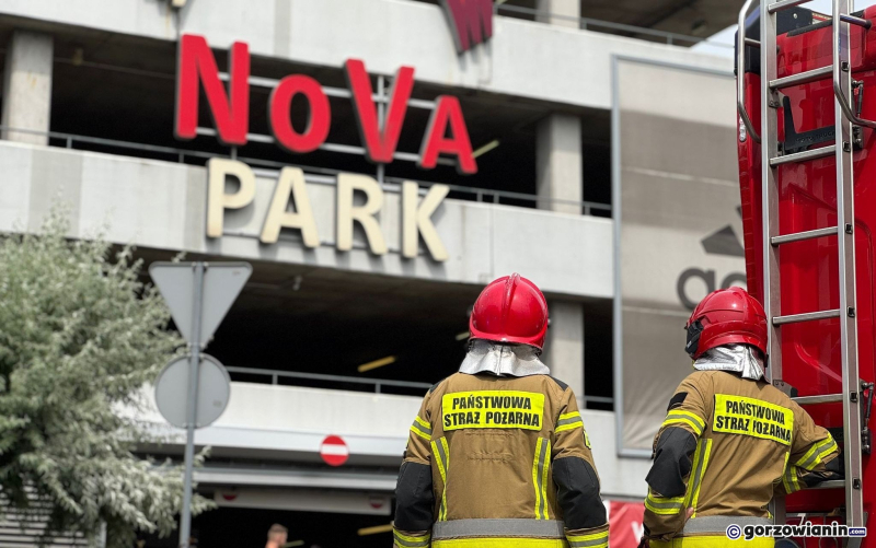 Akcja straży pożarnej i ewakuacja centrum handlowego Nova Park w Gorzowie przy ulicy Przemysłowej po pożarze samochodu na parkingu wielopoziomowym