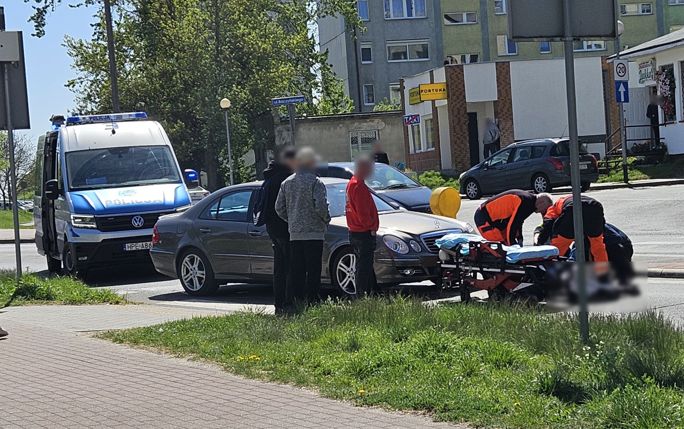 Wypadek i potrącenie starszej kobiety na oznakowanym przejściu dla pieszych ulica Fredry Gorzów osiedle Staszica policja i pogotowie na miejscu zdarzenia