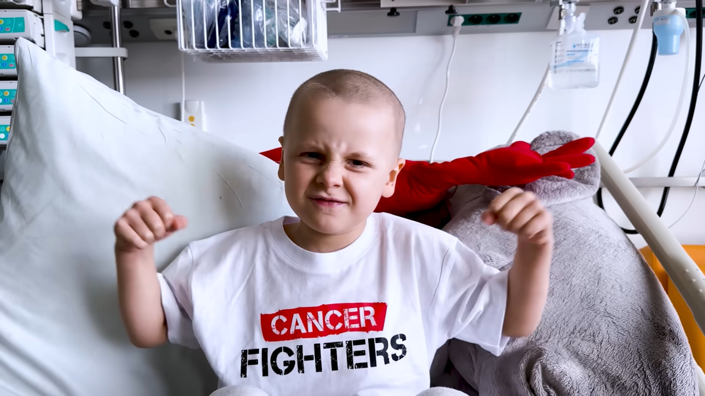 Studenci AWF Gorzów organizują golenie głowy na dziedzińcu uczelni przy ulicy Estkowskiego w ramach ogólnopolskiej zbiórki fundacji Cancer Fighters