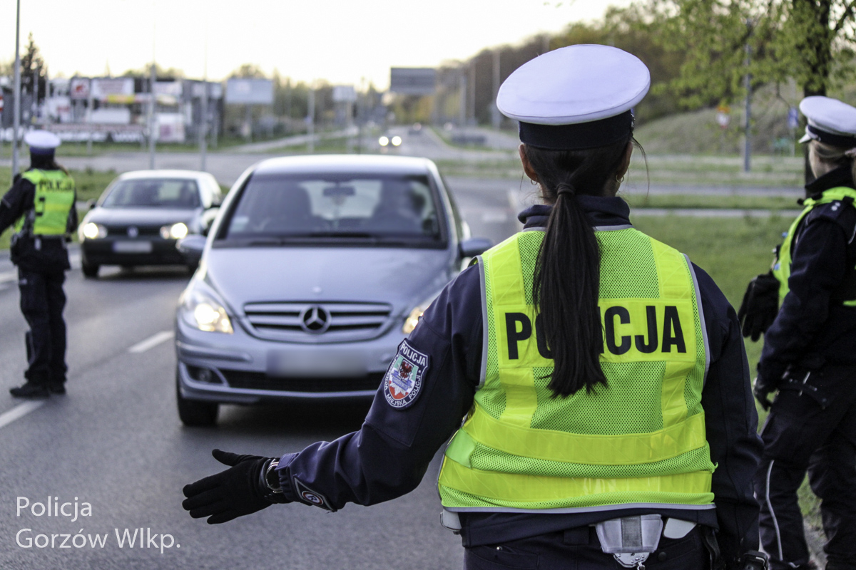 Kontrola trzeźwości kierowców przez policjantów z Gorzowa na osiedlu Górczyn ulica Górczyńska bezpieczeństwo na drogach w Gorzowie wyniki akcji policji