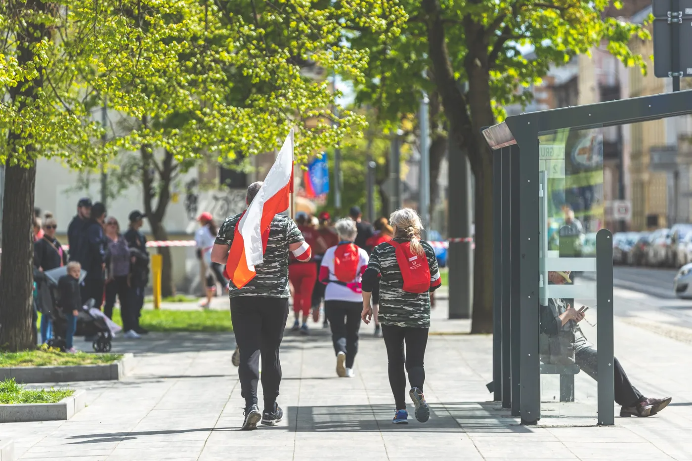 Gorzowianie świętujący Dzień Flagi na ulicach Gorzowa biało-czerwone flagi na chodniku w centrum miasta majówka 2026 program wydarzeń patriotycznych