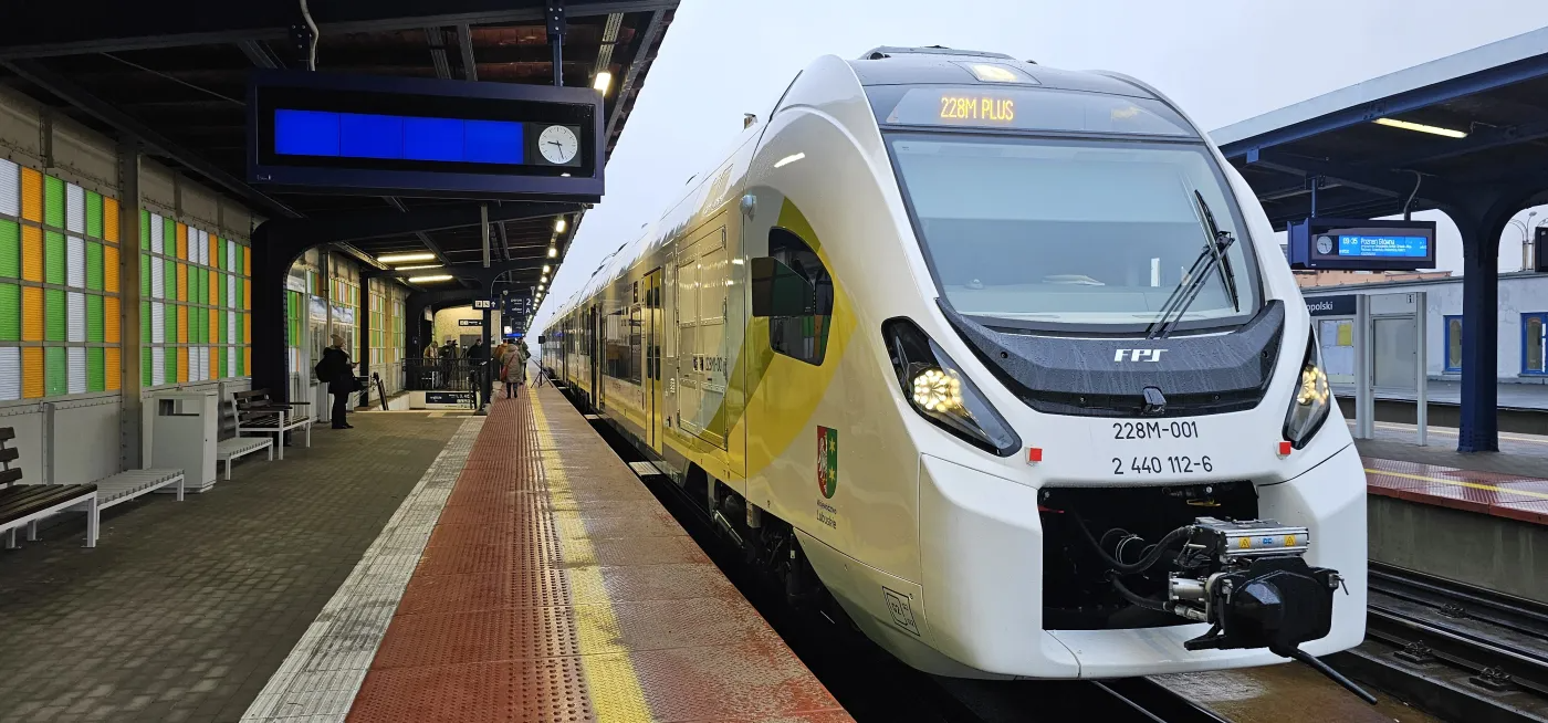Pociąg hybrydowy Plus 228M na peronie w Gorzowie. Nowoczesny skład pasażerski Polregio kupiony przez Urząd Marszałkowski stoi w serwisie.