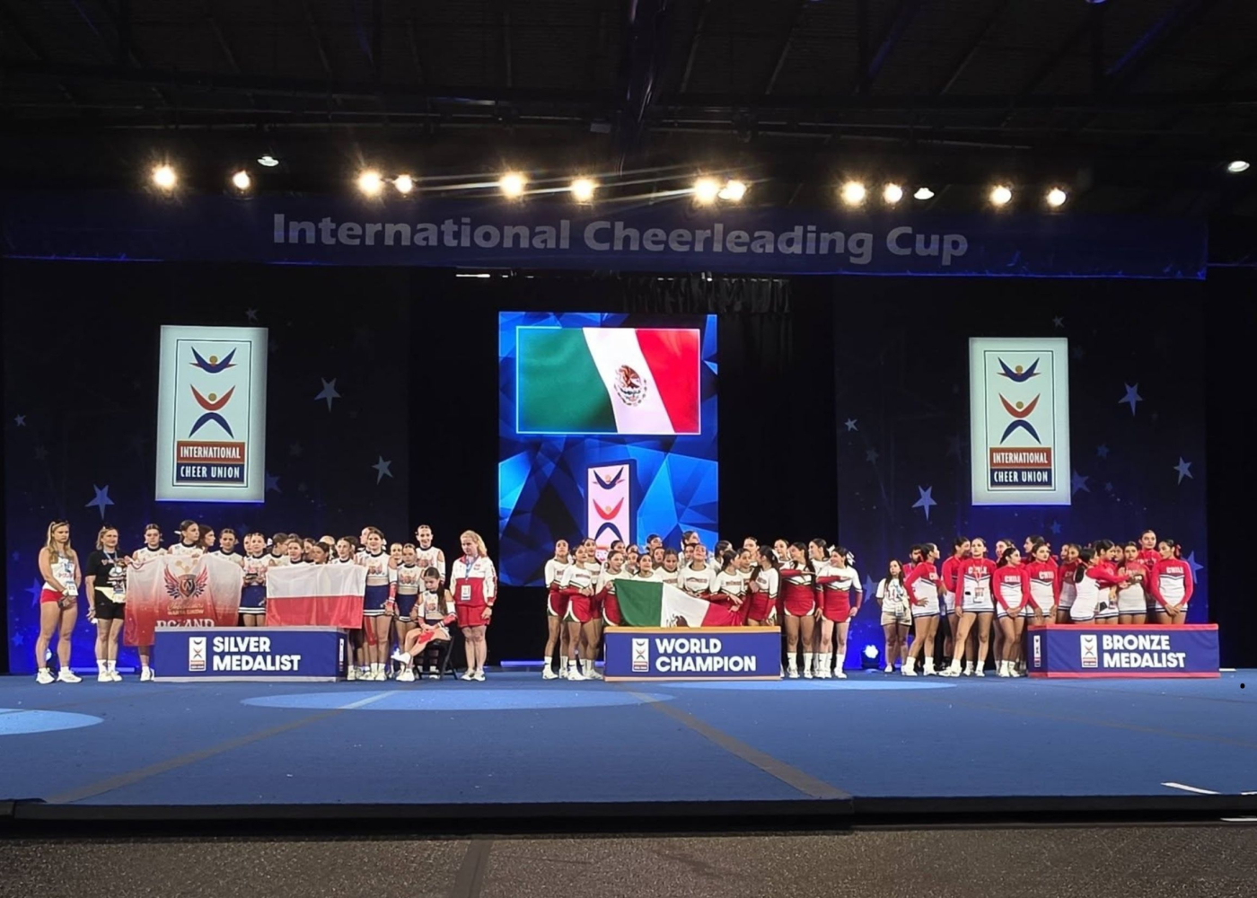 Gorzowskie cheerleaderki z Akademii Warta Gorzów na podium w Orlando odbierają srebrny medal Pucharu Świata.