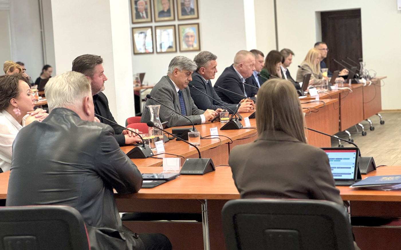 Sesja Rady Miasta Gorzowa. Sala obrad Urząd Miasta Gorzów. Radni Gorzowa przy stołach w sali sesyjnej.