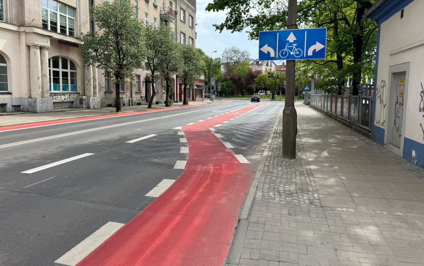 Ulica Dąbrowskiego w Gorzowie po korektach oznakowania. Widok na pas rowerowy i śluzę, które inżynier ruchu uznał za docelowe rozwiązanie mimo krytyki.