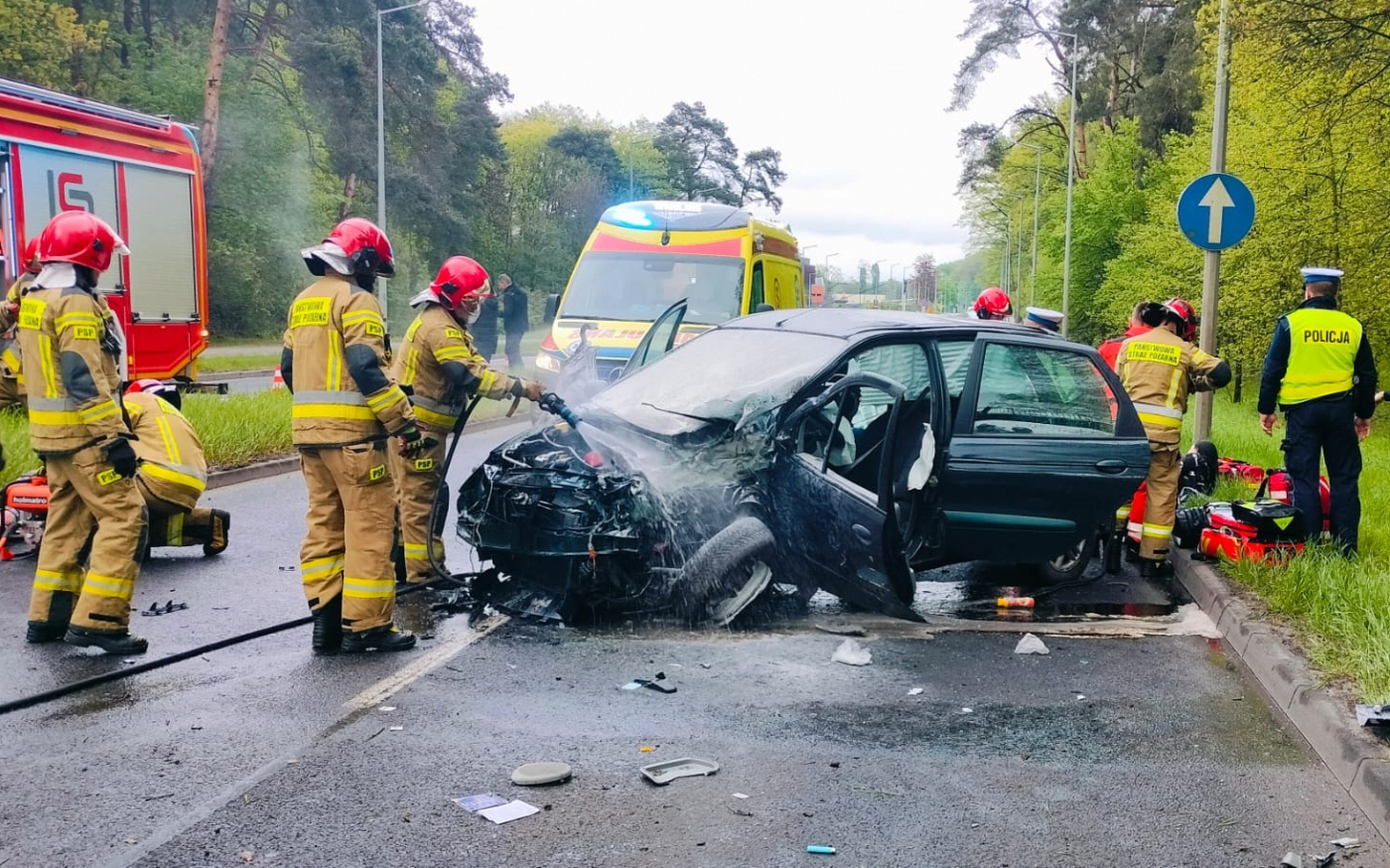 wypadek Słowiańska Gorzów Renault uderzyło w drzewo policja na miejscu zdarzenia roztrzaskane auto straż pożarna Gorzów