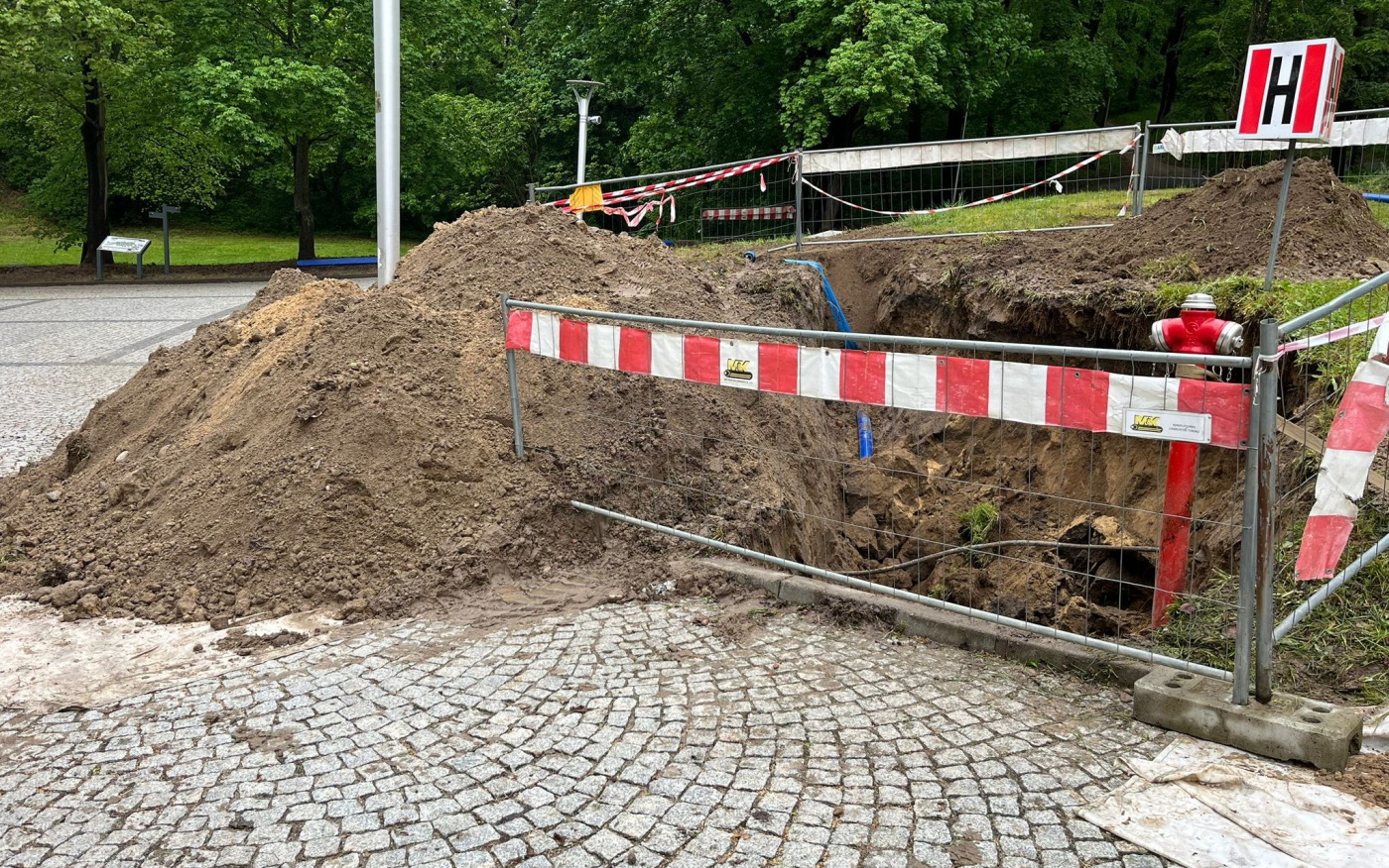 Rozkopy w parku Siemiradzkiego w Gorzowie. Głębokie wykopaliska na terenie zielonym przy amfiteatrze. Ziemia wysypana bezpośrednio na roślinność.
