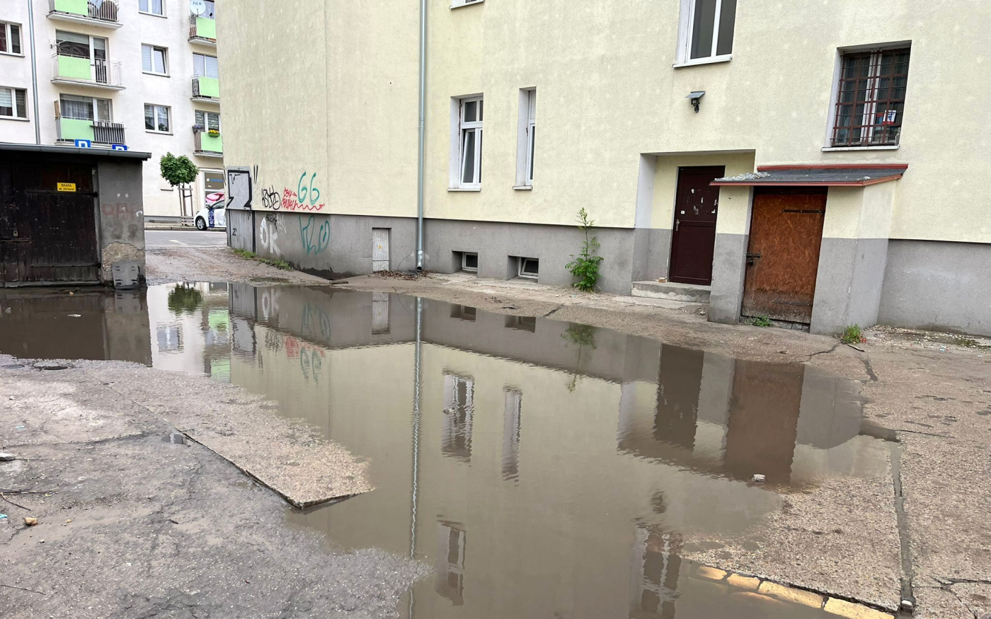 zalane podwórko ulica Krzywoustego Chrobrego Gorzów wielka kałuża deszczówka między kamienicami ADM 3 Gorzów podtopienia śródmieście Gorzowa