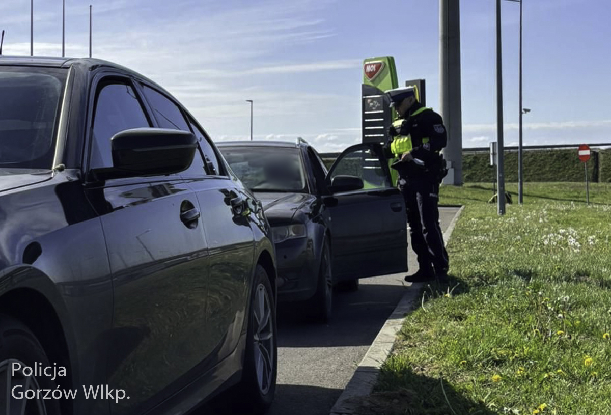 Policja kontroluje prędkość na drodze ekspresowej S3 pod Gorzowem
Nieoznakowany radiowóz policji na trasie S3 akcja kaskadowy pomiar prędkości