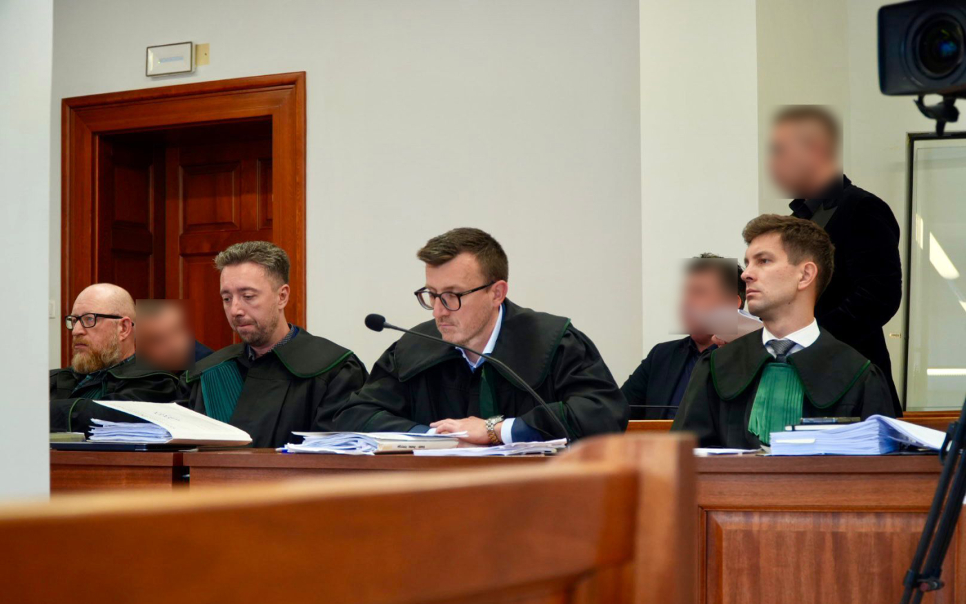 Oskarżeni Patryk M., Dariusz M. oraz były dyrektor LUW Waldemar G. na ławie oskarżonych w Sądzie Okręgowym w Gorzowie podczas procesu o aferę maseczkową
