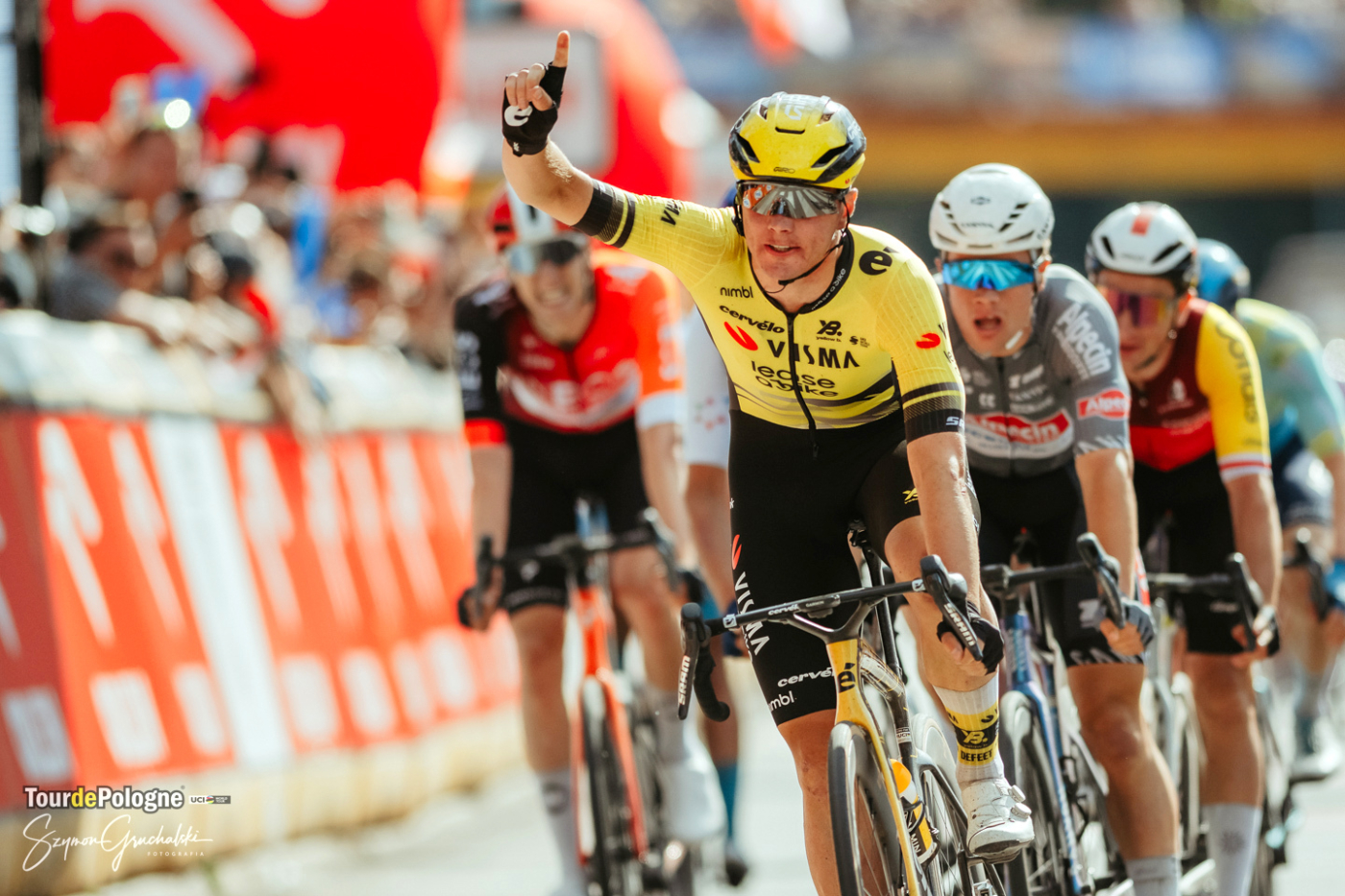 Kolarze peletonu Tour de Pologne na trasie wyścigu