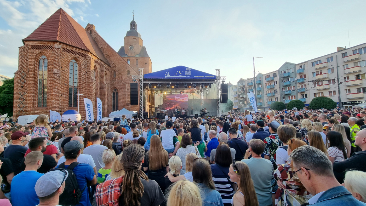 Scena plenerowa letniego cyklu koncertów Dobry Wieczór Gorzów 2026 ustawiona na Starym Rynku w Gorzowie przed wieczornymi występami artystów