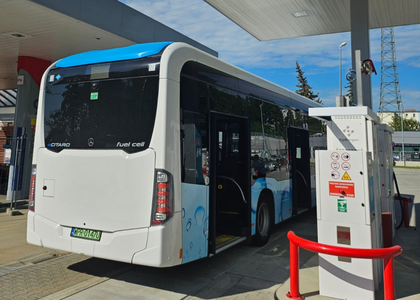 Wodorowy autobus Mercedes eCitaro Fuel-Cell na czas testów pasażerskich MZK Gorzów Nowoczesny ekologiczny autobus napędzany wodorem marki Mercedes o numerze bocznym 699 w Gorzowie