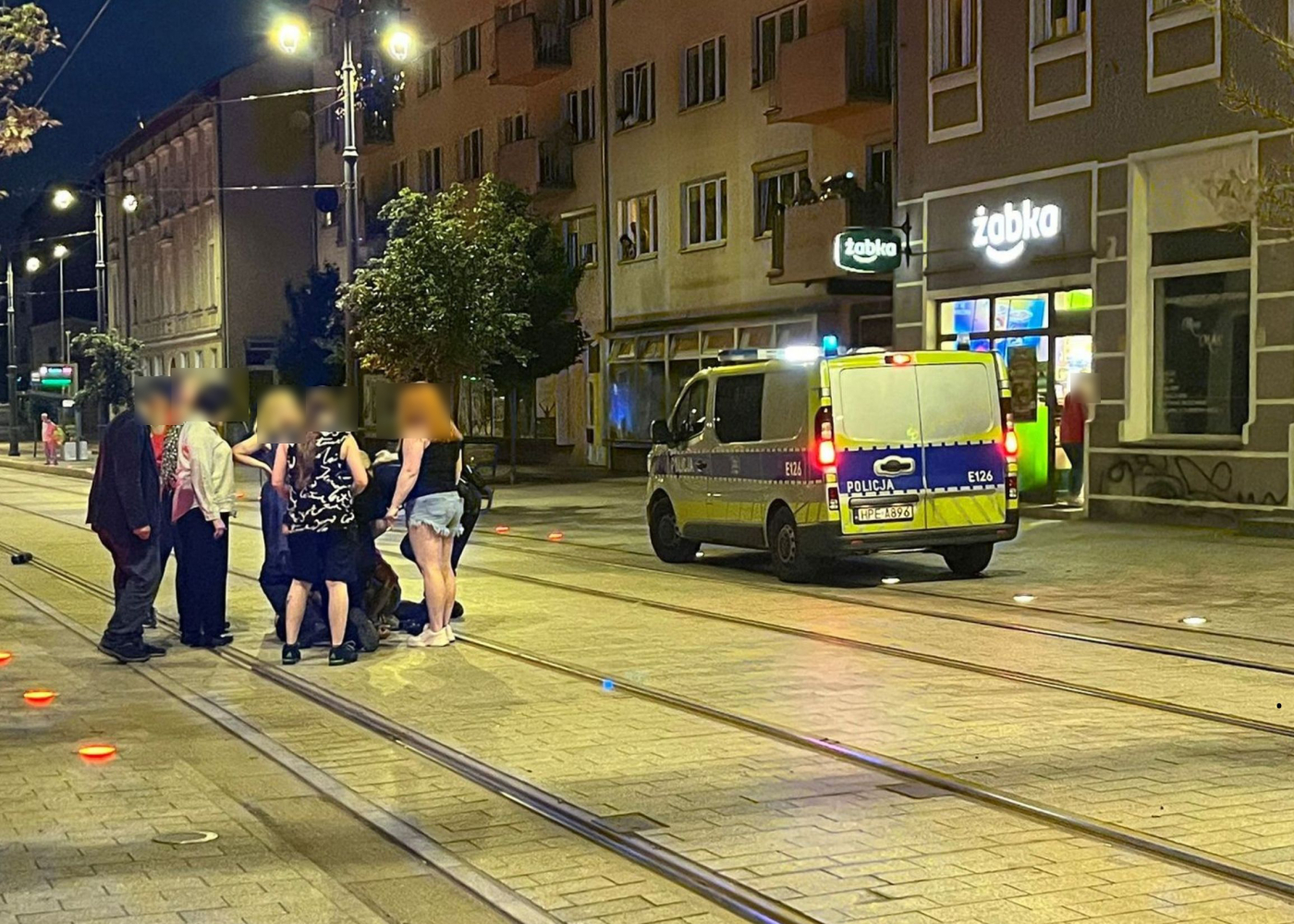 Policja Gorzów ulica Chrobrego Kwadrat radiowóz policyjny na sygnale interwencja policji zatrzymanie sprawcy ataku