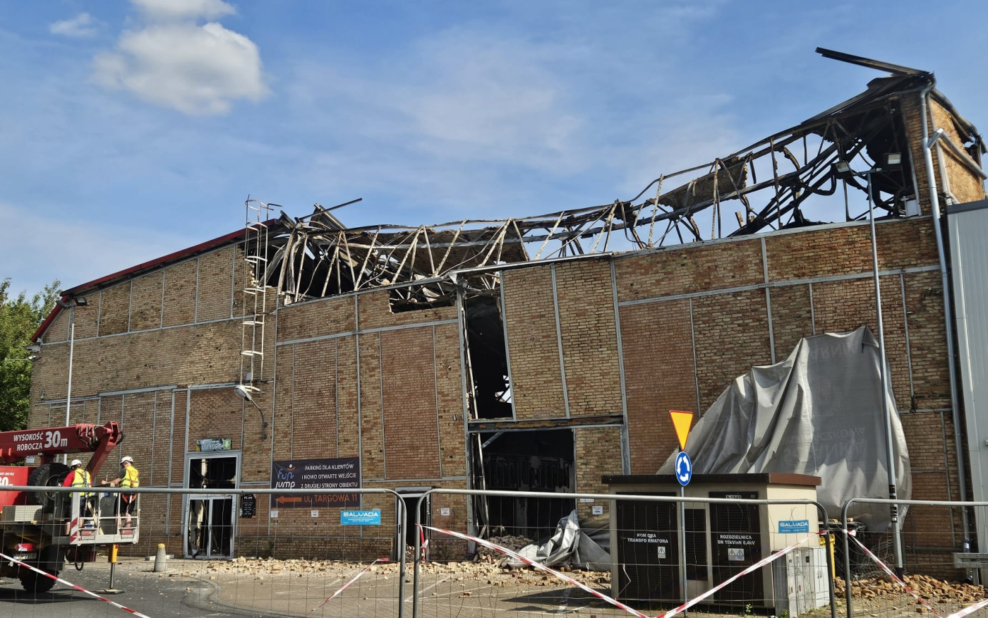 Uszkodzona sciana czolowa spalonej hali GRH przy ulicy Targowej w Gorzowie od strony centrum handlowego Nova Park.