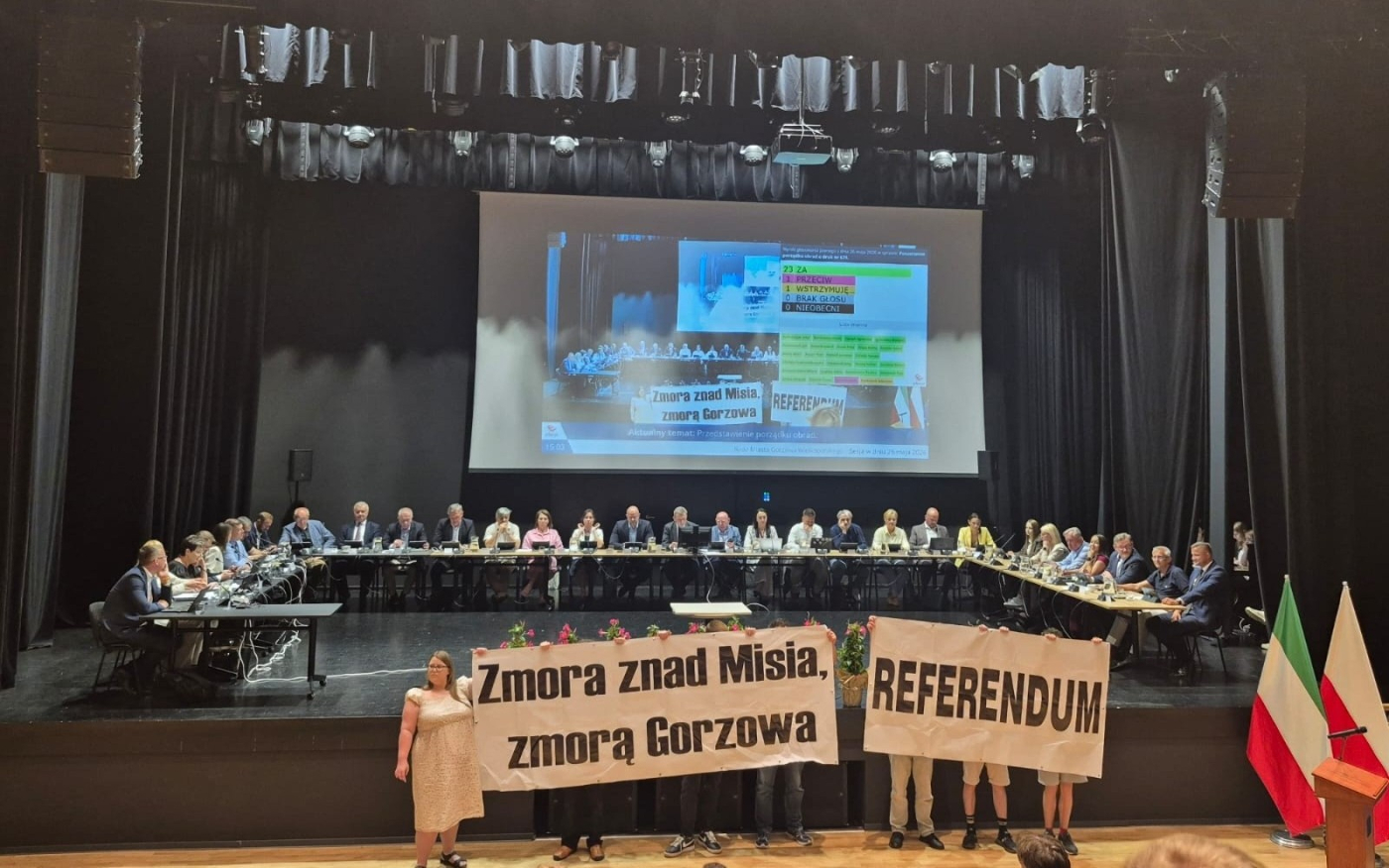 Baner z napisem referendum i hasłami z filmów Barei przyniesiony przez mieszkańców na sesję Rady Miasta Gorzowa w MCK.