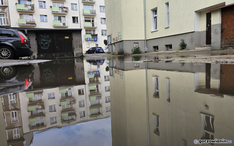Zalane podwórko ulica Krzywoustego Chrobrego Gorzów kałuża deszczówka między kamienicami śródmieście Gorzowa ZGM przetarg remont