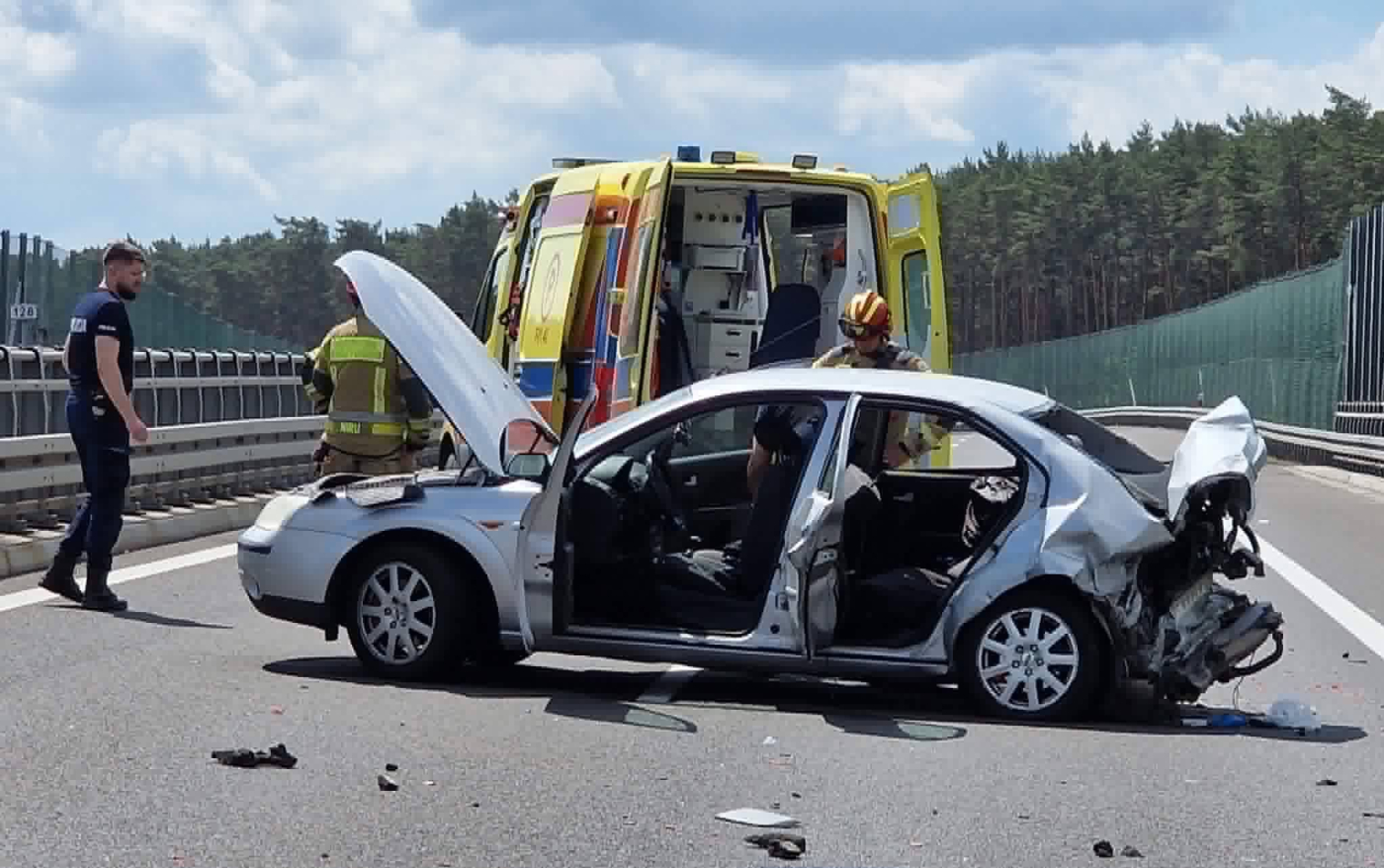 Wypadek na drodze ekspresowej S3 koło miejscowości Głębokie straż pożarna i policja na miejscu zdarzenia