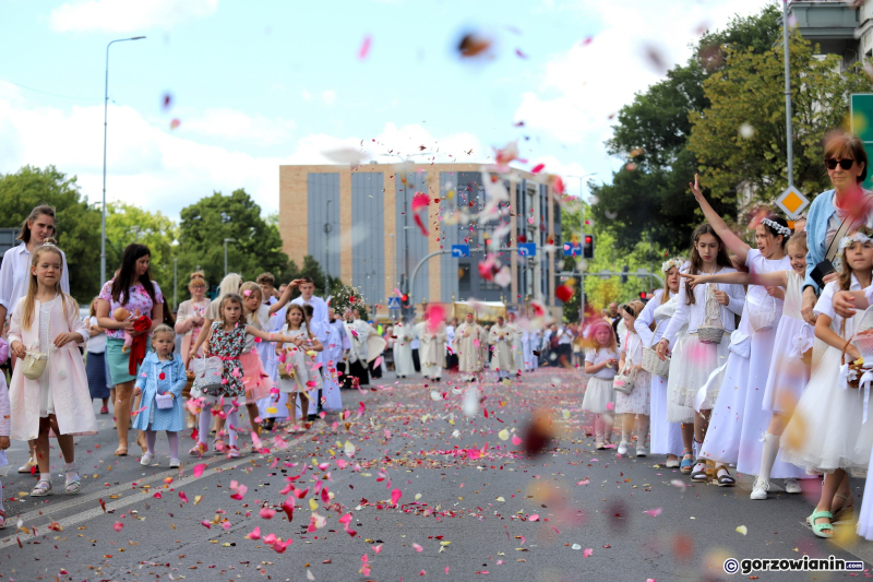 procesja Bożego Ciała w Gorzowie 2026 dzieci sypiące kwiatki utrudnienia w ruchu zamknięte ulice Gorzów