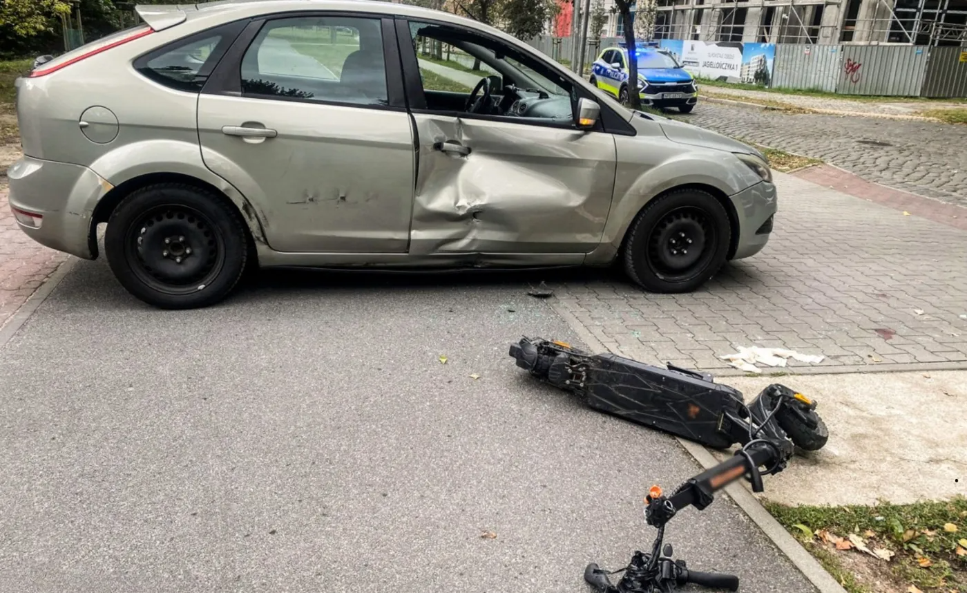 Wypadek hulajnogi elektrycznej zderzenie z samochodem osobowym uderzenie w bok auta kolizja drogowa pomoc poszkodowanym chirurgia dziecięca Gorzów