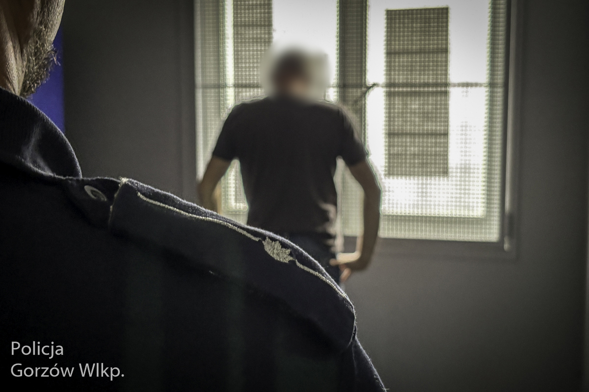 Gorzowscy policjanci zatrzymali 45-latka za fikcyjne zgłoszenie kradzieży auta Dodge Gorzów Wielkopolski