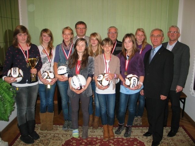 Zaszczytne trzecie miejsce młodych piłkarek