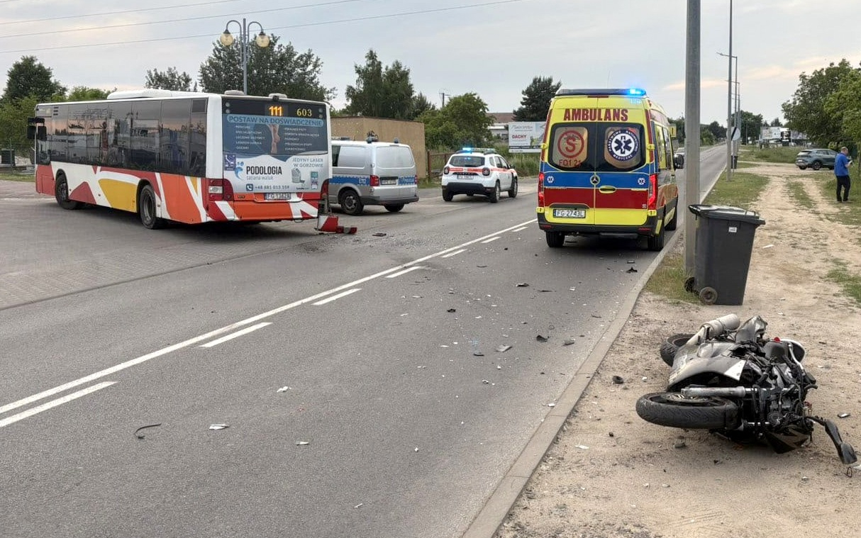 Wypadek na Żwirowej Gorzów zderzenie autobusu MZK z motocyklistą policja i pogotowie na miejscu zdarzenia rozbity motocykl na drodze