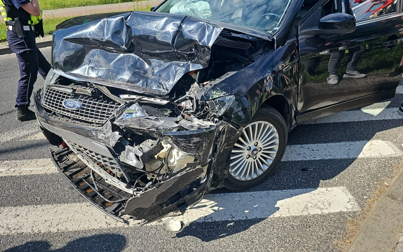 Wypadek na ulicy Walczaka w Gorzowie zderzenie samochodu osobowego Ford z tramwajem MZK Gorzów Wielkopolski