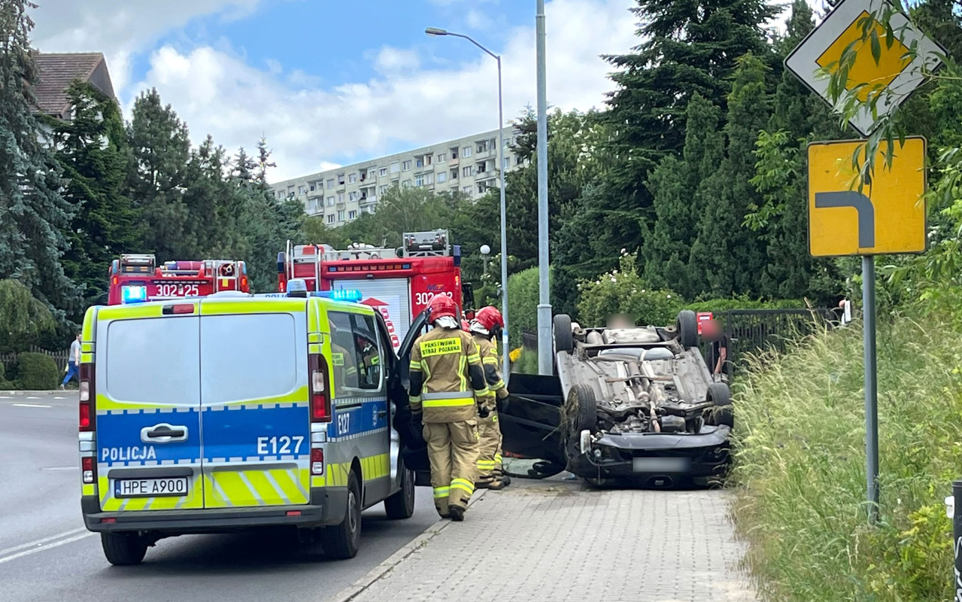 Wypadek na ulicy Olimpijskiej w Gorzowie dachowanie samochodu osobowego marki Seat straż pożarna policja na miejscu zdarzenia