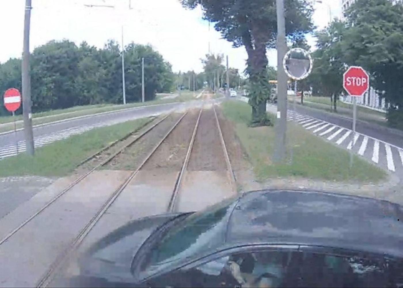 Zderzenie samochodu osobowego marki Ford z tramwajem Miejskiego Zakładu Komunikacji na przejeździe przy ulicy Walczaka w Gorzowie