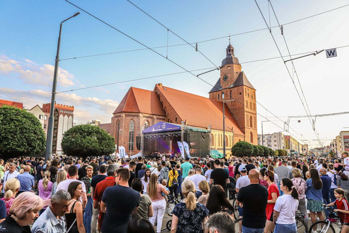 start plenerowych koncertow dobry wieczor gorzow 2026 tlumy mieszkancow na starym rynku w gorzowie letnie granie i nocny szlak kulturalny