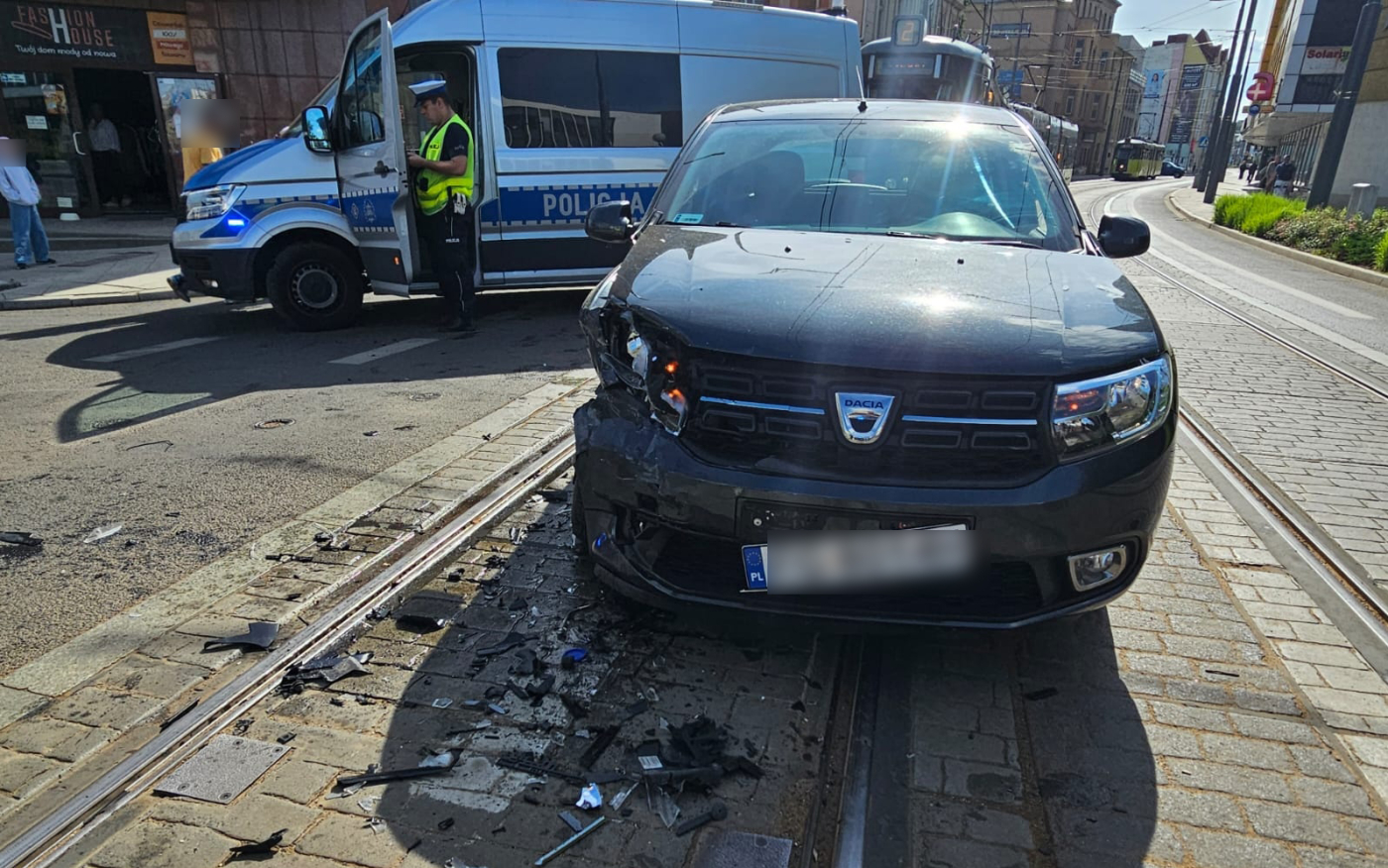 Wypadek na skrzyżowaniu ulicy Sikorskiego i Młyńskiej w Gorzowie rozbite samochody peugeot i dacia na torowisku tramwajowym