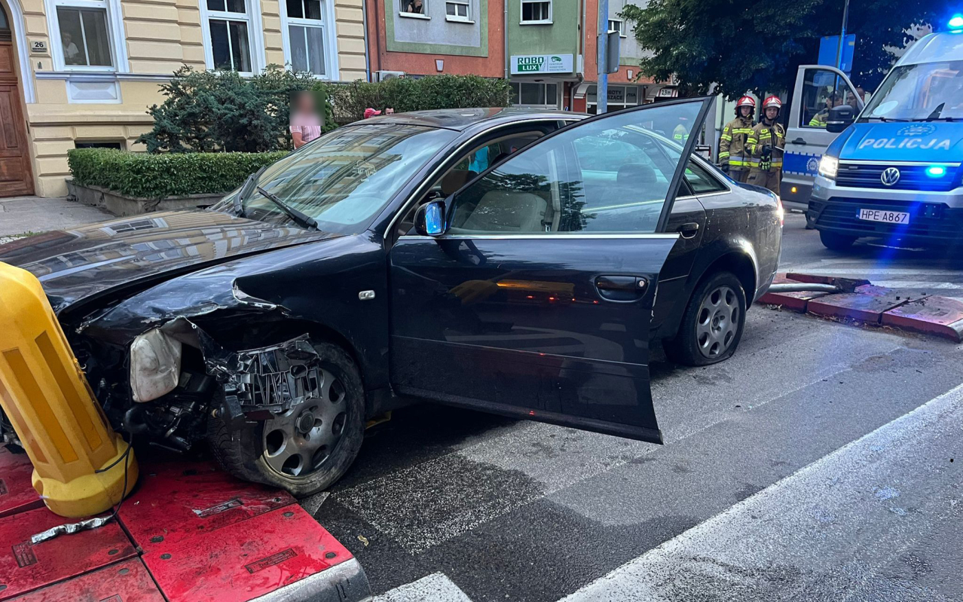 rozbite audi po rajdzie pijanego kierowcy na ulicy Borowskiego w Gorzowie