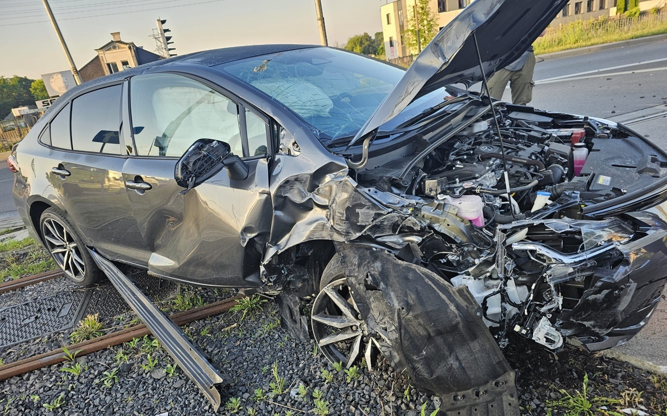 Wypadek drogowy ulica Kostrzyńska Gorzów rozbita Toyota po uderzeniu w słup trakcyjny
Pijana kobieta wjechała w słup trakcyjny ulica Kostrzyńska Gorzów działania policji
Roztrzaskany przód samochodu Toyota wypadek na torowisku tramwajowym Gorzów