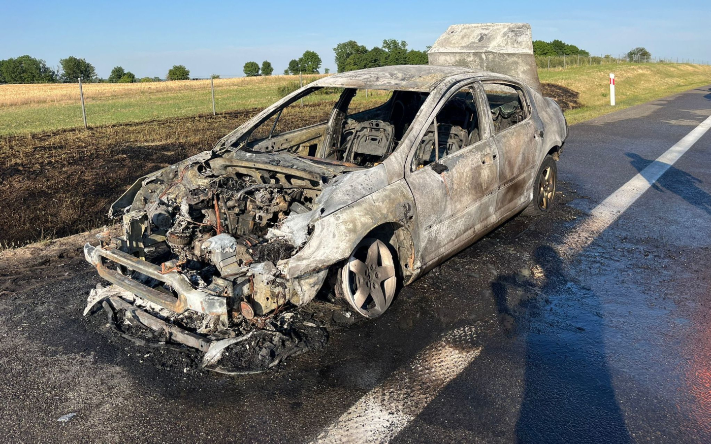 pożar samochodu osobowego peugeot na drodze ekspresowej s3 gorzów zablokowana trasa w kierunku szczecina akcja straży pożarnej
