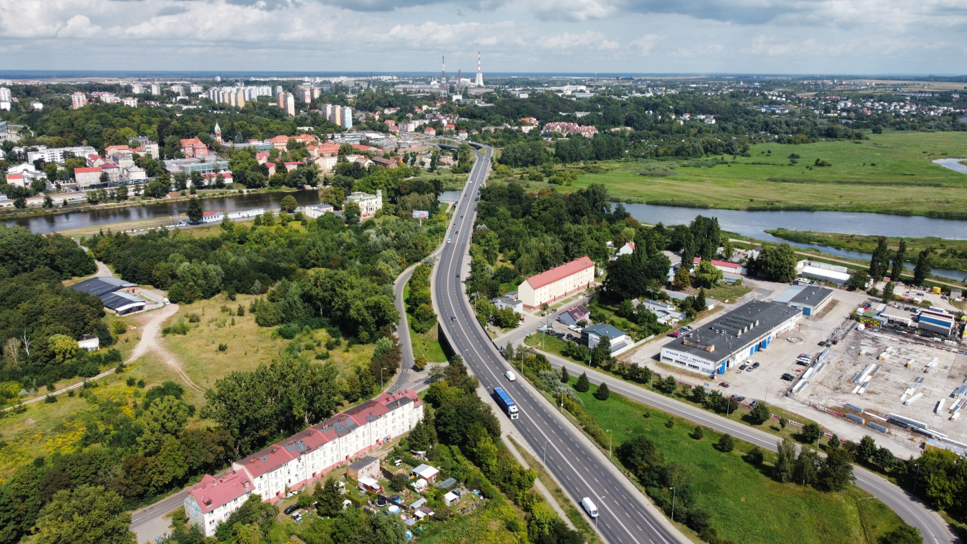Zniszczona nawierzchnia bitumiczna i spękania na drodze krajowej numer 22 ulica Trasa Nadwarciańska w Gorzowie