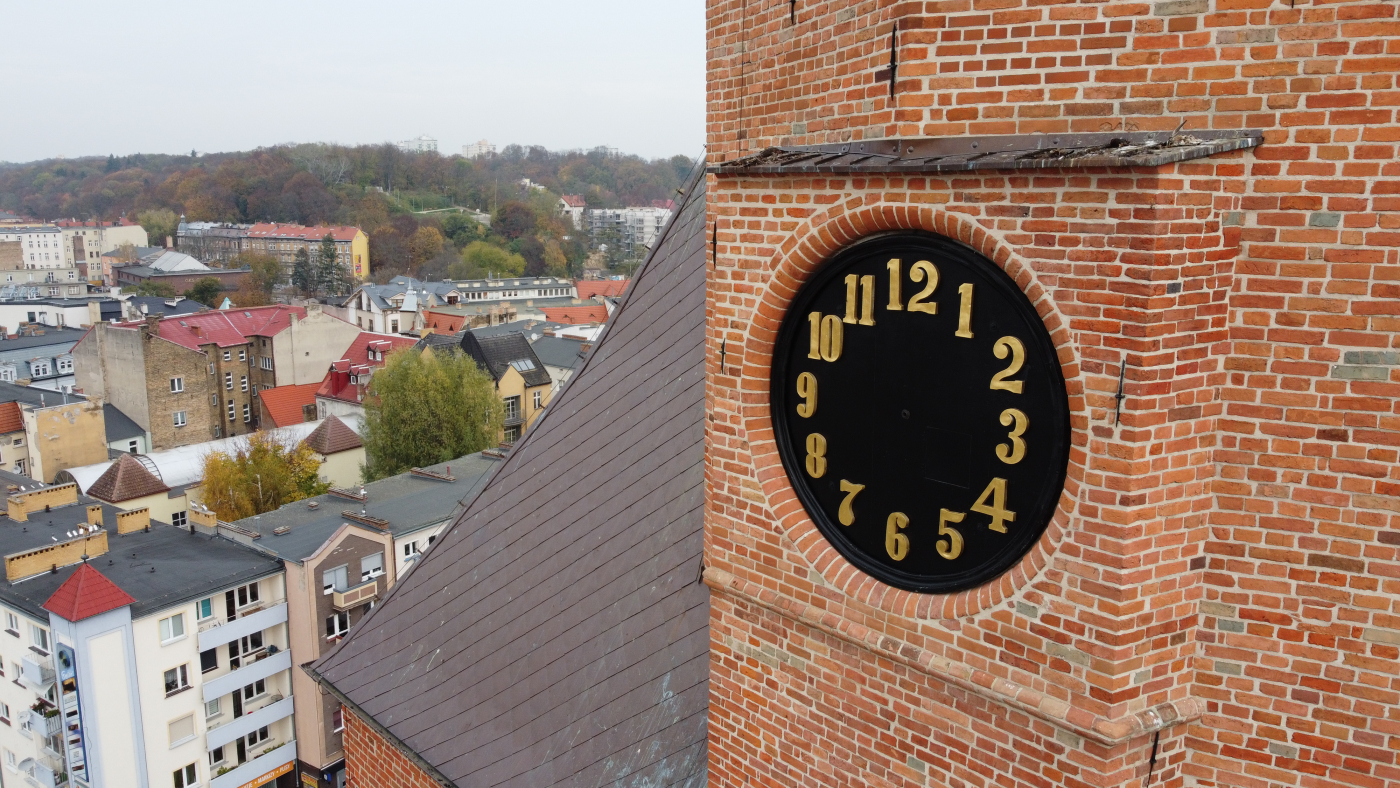 widok na wyremontowaną wieżę katedralną w Gorzowie 9 lat po potężnym pożarze z 1 lipca 2017 roku z udziałem ponad 300 strażaków