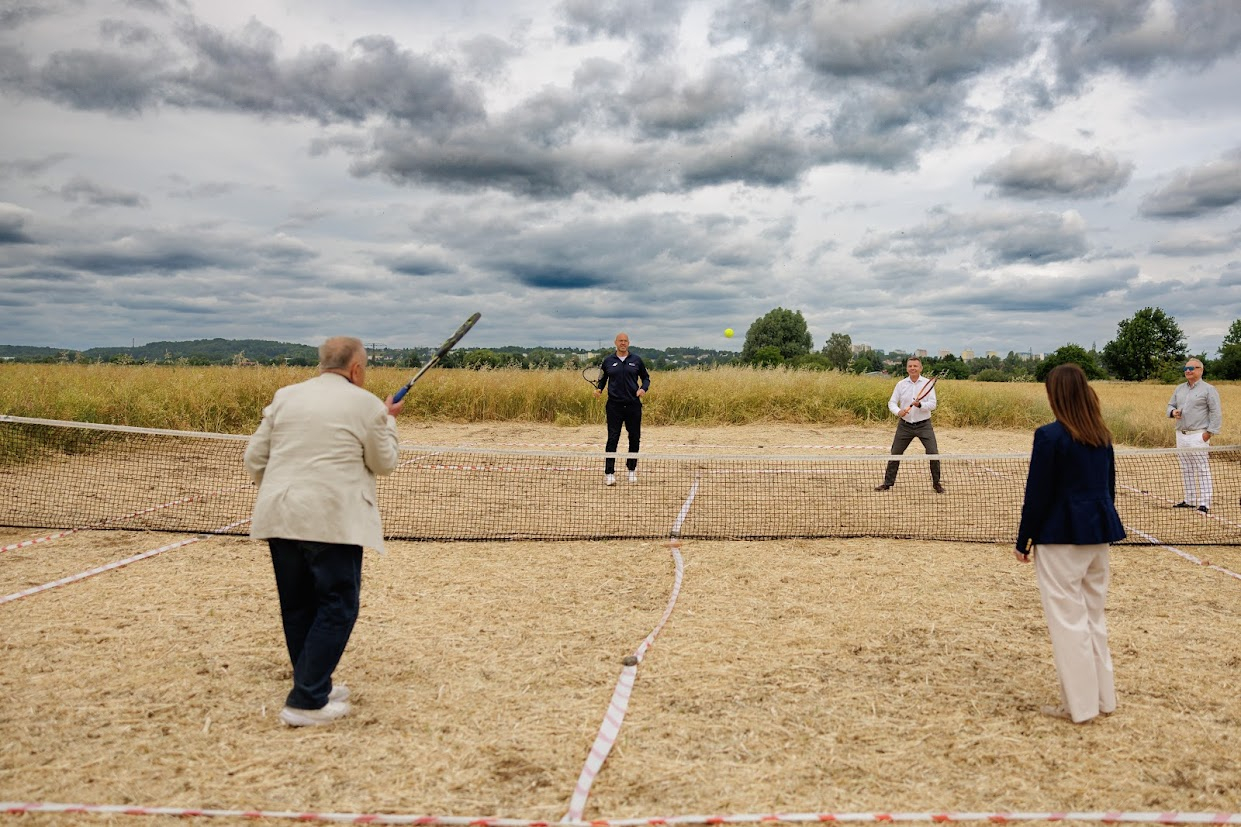 Wizyta ministra sportu Jakuba Rutnickiego na terenie przyszłej inwestycji tenisowej Gorzów
