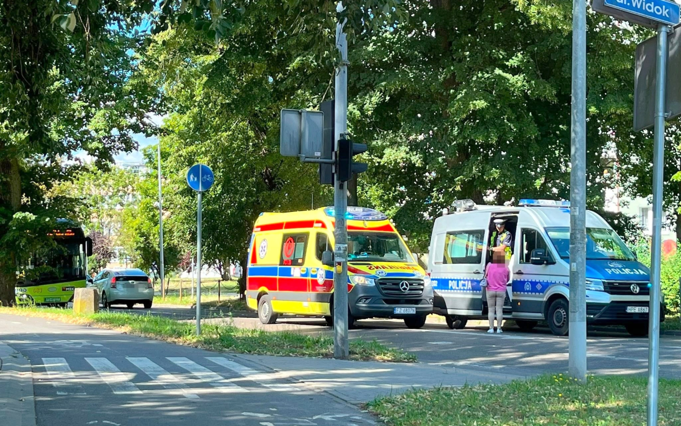 Wypadek potrącenie pieszego ulica Walczaka ulica Widok Gorzów policja pogotowie ratunkowe
Potrącenie przez taksówkę ulica Walczaka Gorzów przejście dla pieszych sygnalizacja świetlna