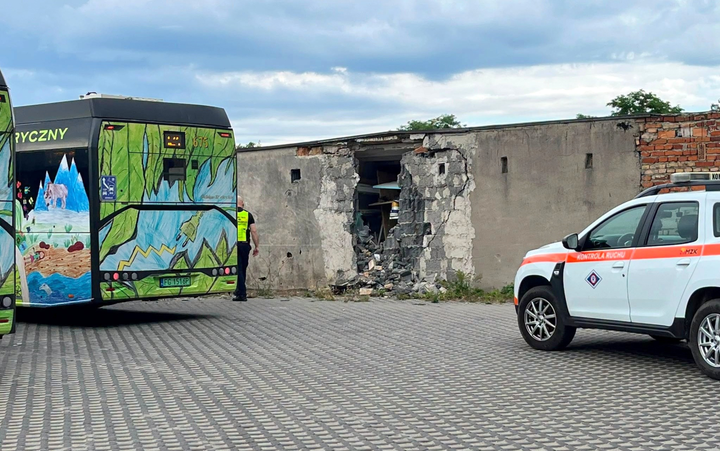 wypadek autobusu mzk linia 124 uderzenie w sciane garazu petla osiedle staszica gorzow zniszczony przod pojazdu