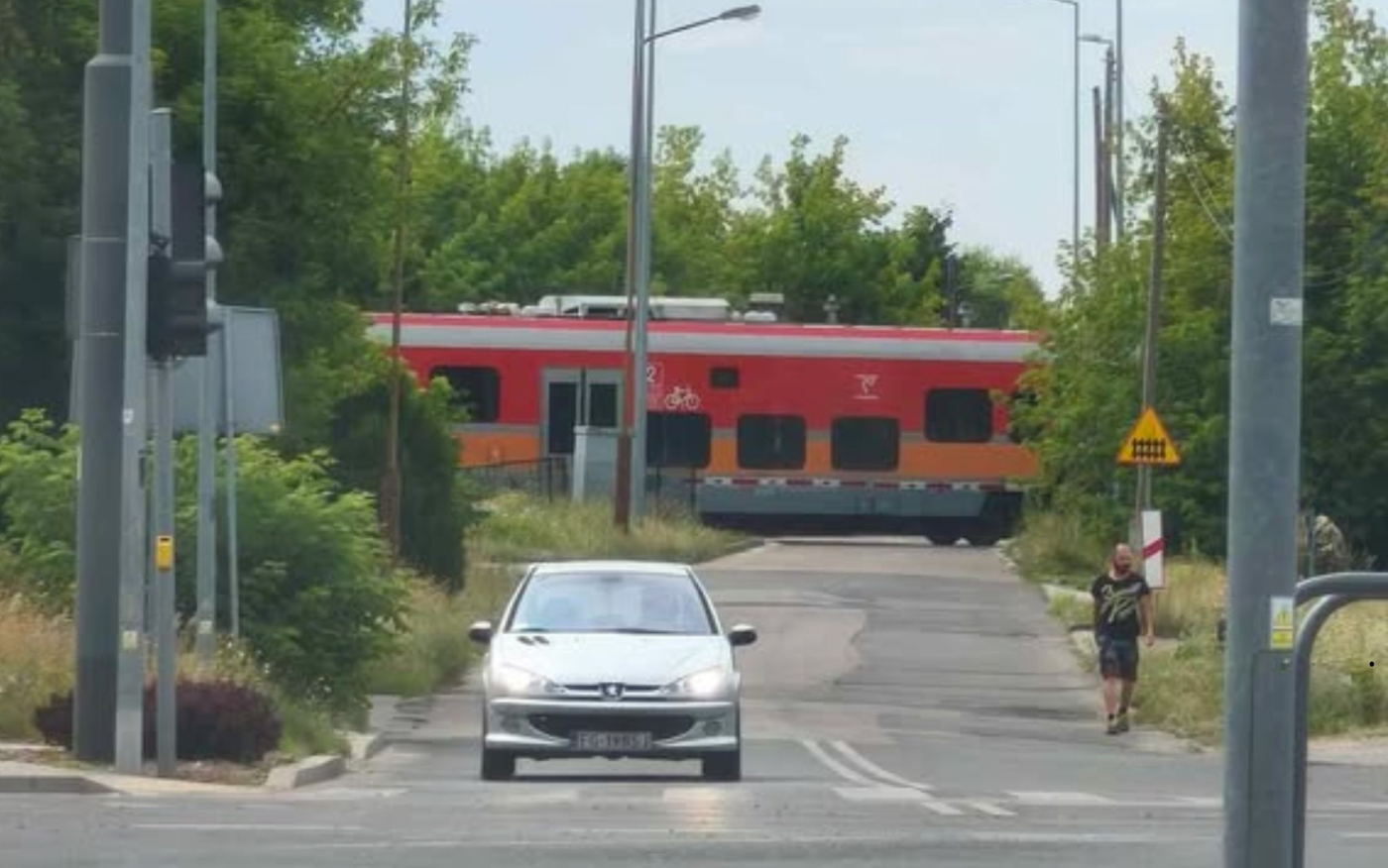 Awaria szynobusu Polregio na przejeździe kolejowym ulica Warzywna Gorzów