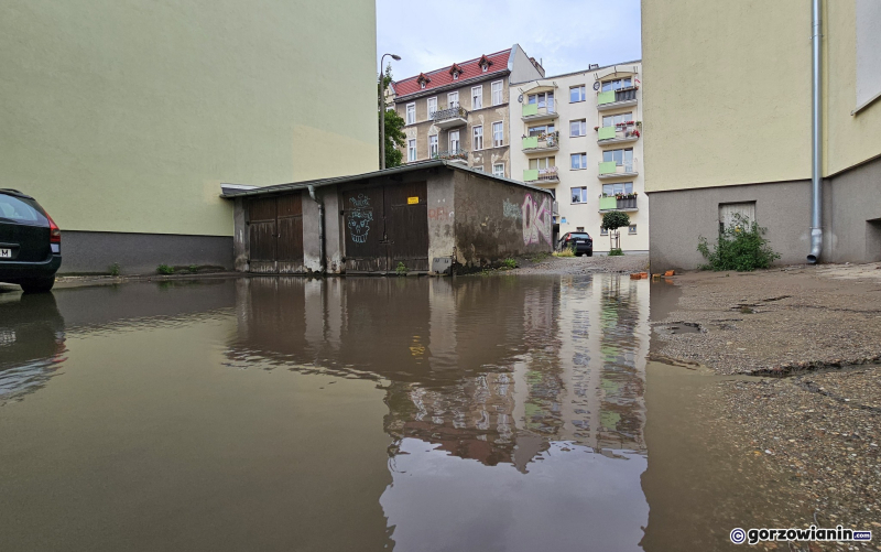 Wjazd na podwórko kamienicy przy ulicy Krzywoustego i Chrobrego w Gorzowie przed remontem i przebudową sieci kanalizacji deszczowej