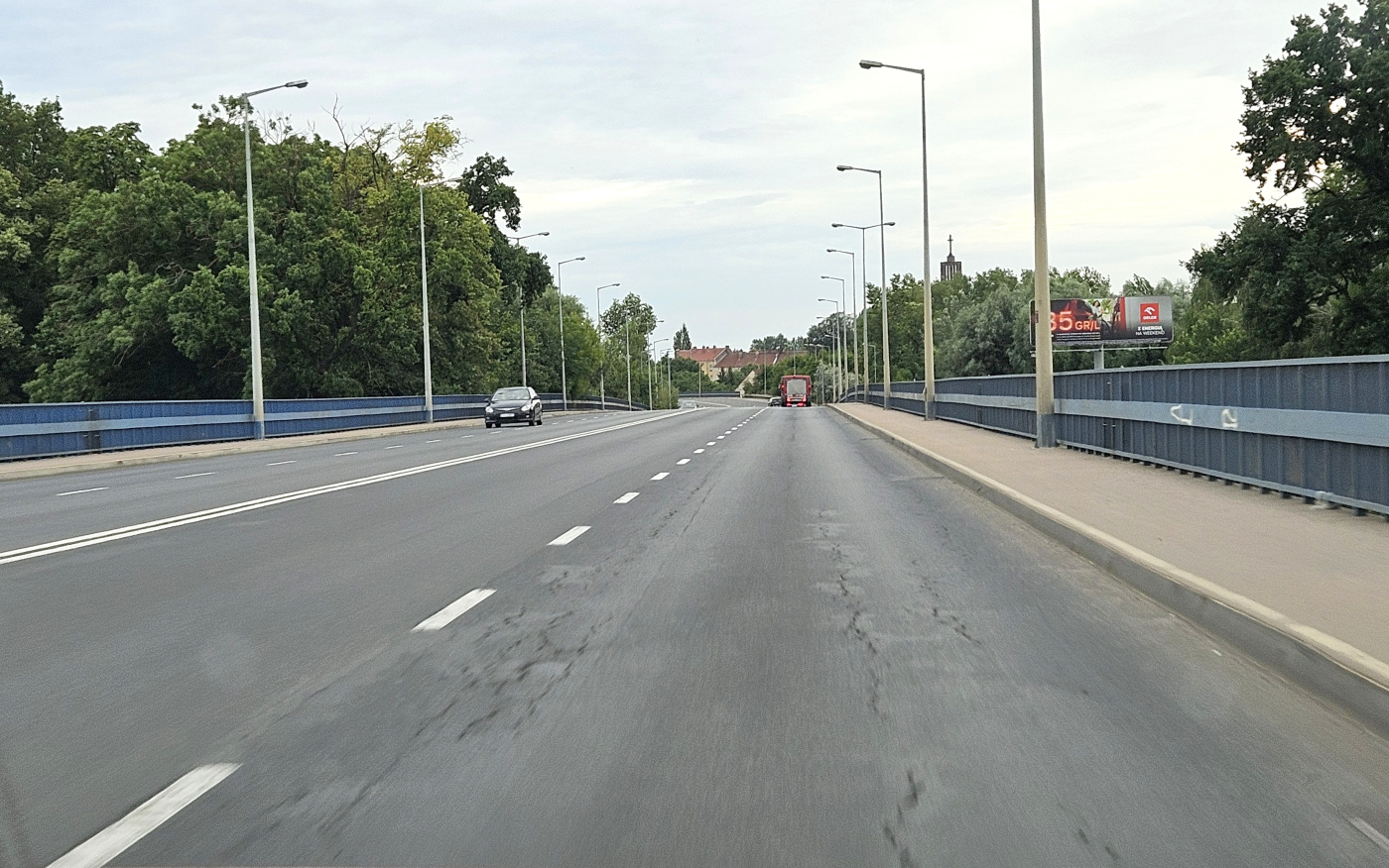 Zniszczona nawierzchnia drogowa ze spękaniami na moście Lubuskim w Gorzowie