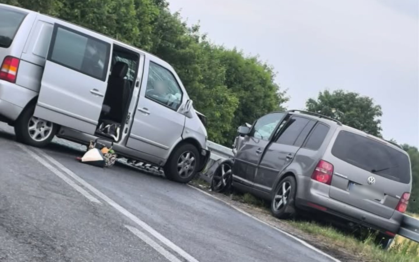 Wypadek na drodze wojewódzkiej nr 130 w miejscowości Wysoka koło Gorzowa. Zderzenie dwóch busów - Mercedesa i Volkswagena.
