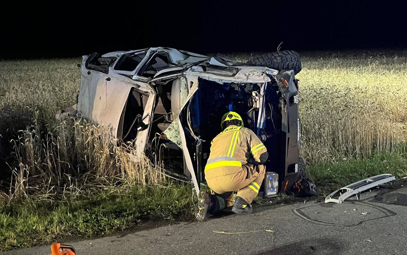 Rozbite auto w polu po dachowaniu w Kłodawie pod Gorzowem Wypadek Toyoty w Kłodawie kierowca bez prawa jazdy Gorzów