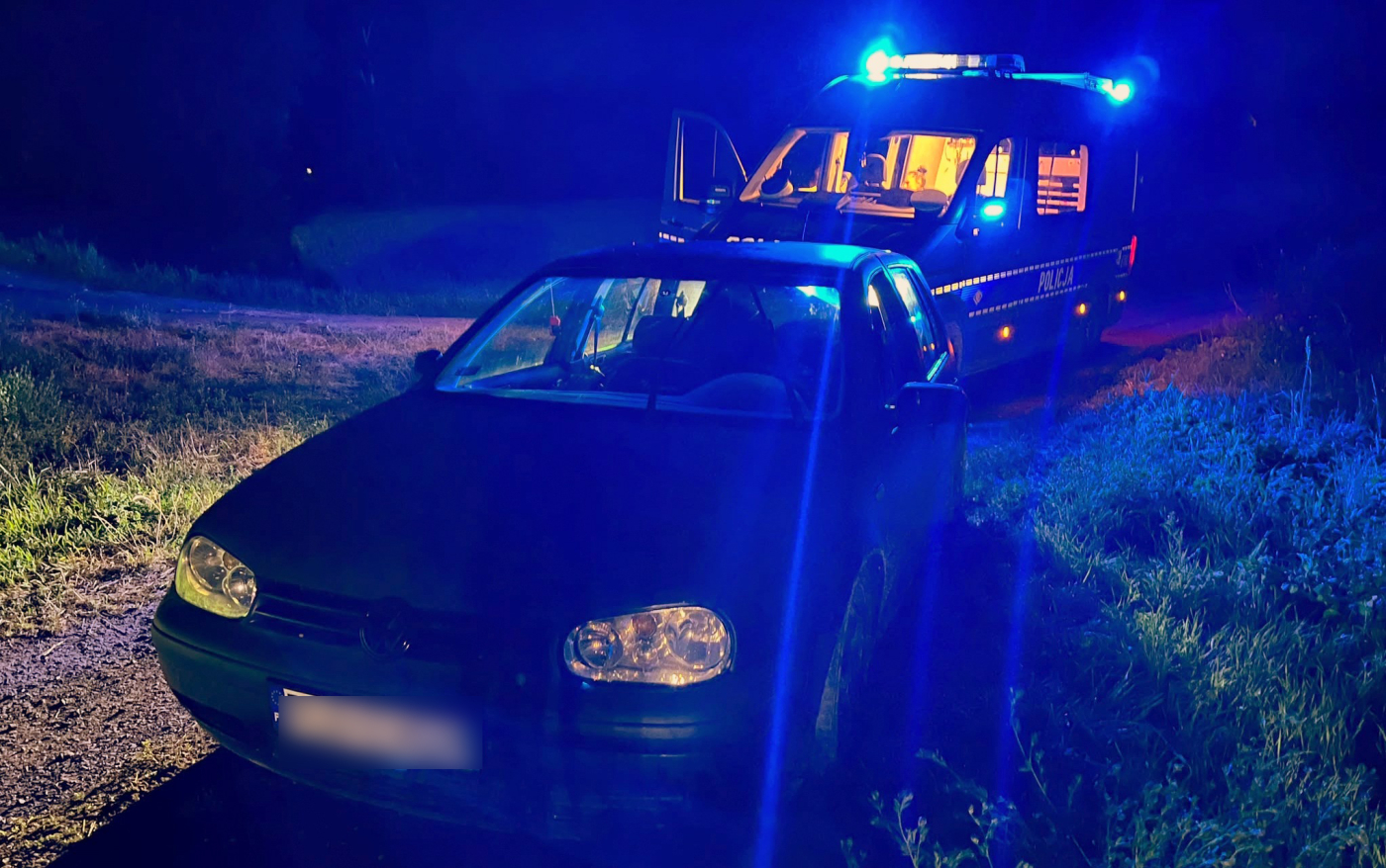 Rozbity Volkswagen porzucony przy ul Rzecznej w Gorzowie po pościgu policji