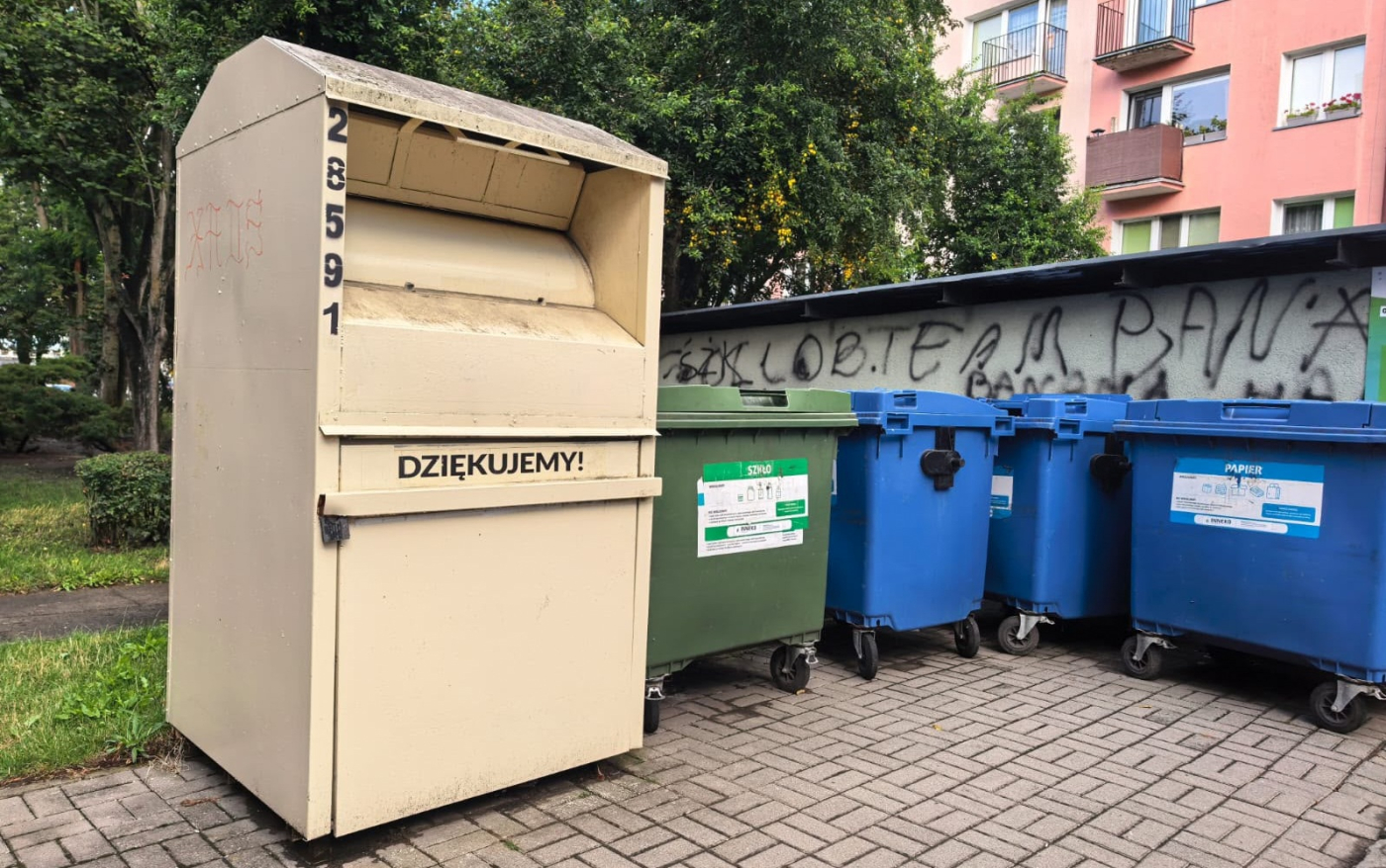 kontenery na odzież używaną pojemniki na stare ubrania zbiórka tekstyliów miejskie odpady komunalne lokalizacje kontenerów wtórpol gorzów